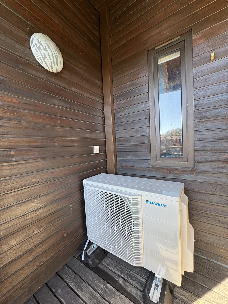 Daikin-Außengerät auf einer Holzterrasse