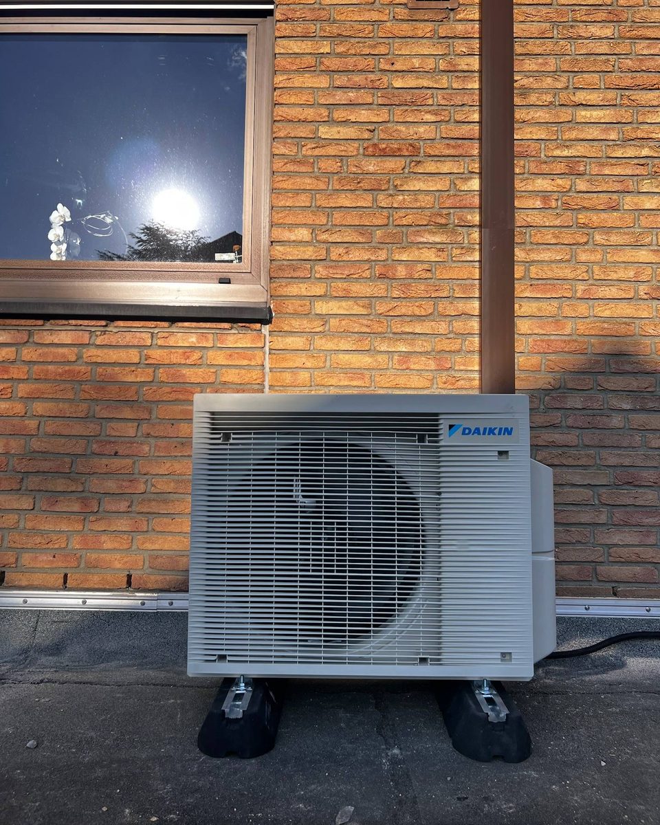 Daikin-Außengerät an einer Klinkerwand