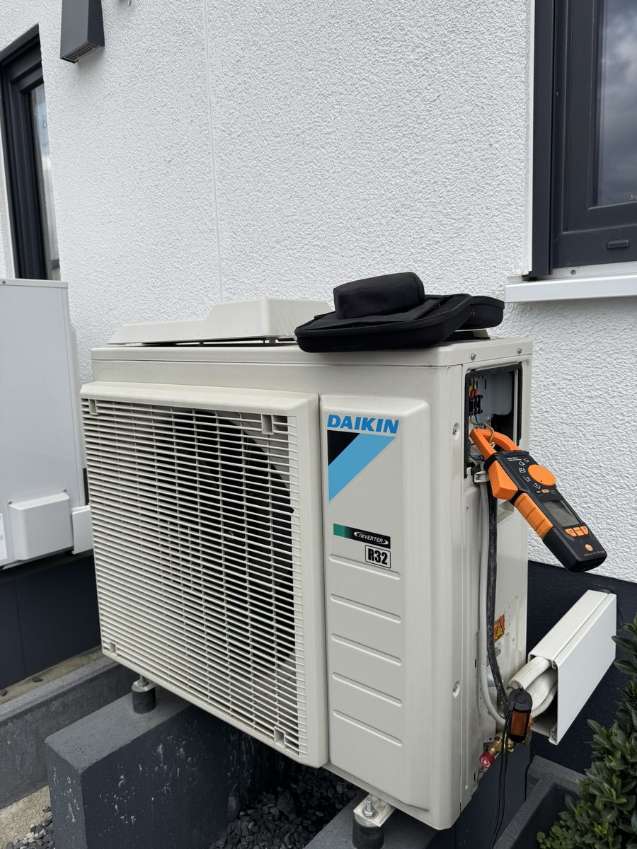 Inbetriebnahme eines Daikin-Außengeräts mit Messgerät