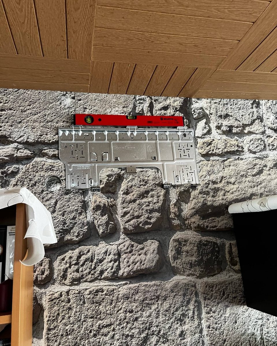 Montagedetail: Montageplatte mit Wasserwaage ausgerichtet