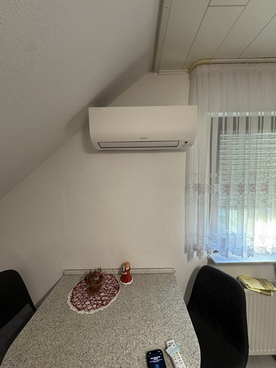 Daikin-Innengerät an einer Dachschräge im Esszimmer