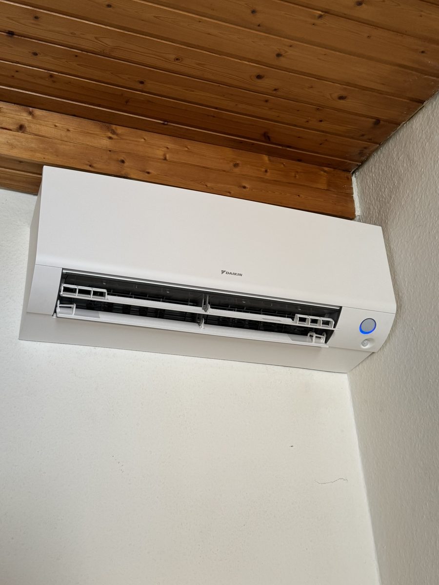 Daikin-Innengerät an einer Holzdecke im Wohnraum